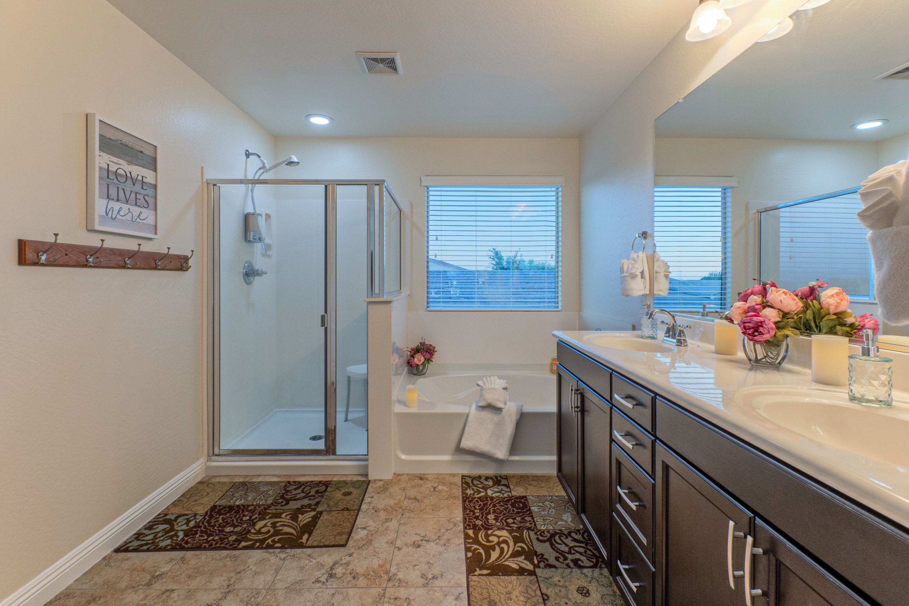 Combined shower/tub, hair dryer, towels
