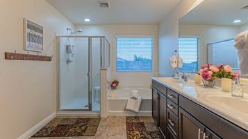 Combined shower/tub, hair dryer, towels