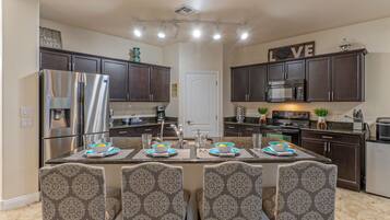 冰箱、微波炉、烤箱、炉灶