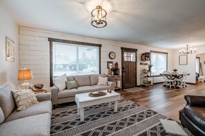 Smart-TV, Bücher, Stereoanlage