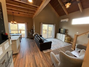 Smart TV - Little Hickory Top - Mountain Side Modern Cabin (Candler)