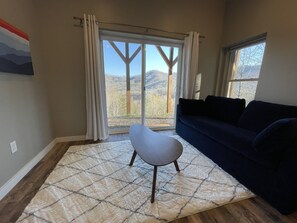 Smart TV - Little Hickory Top - Mountain Side Modern Cabin (Candler)