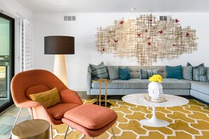 Télévision, cheminée, chaîne hi-fi