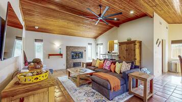 Flat-screen TV, fireplace, DVD player, books