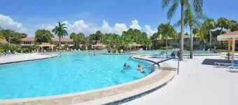 Amazing Condo in East Naples within 10 Mins to Downtown and white sands beach