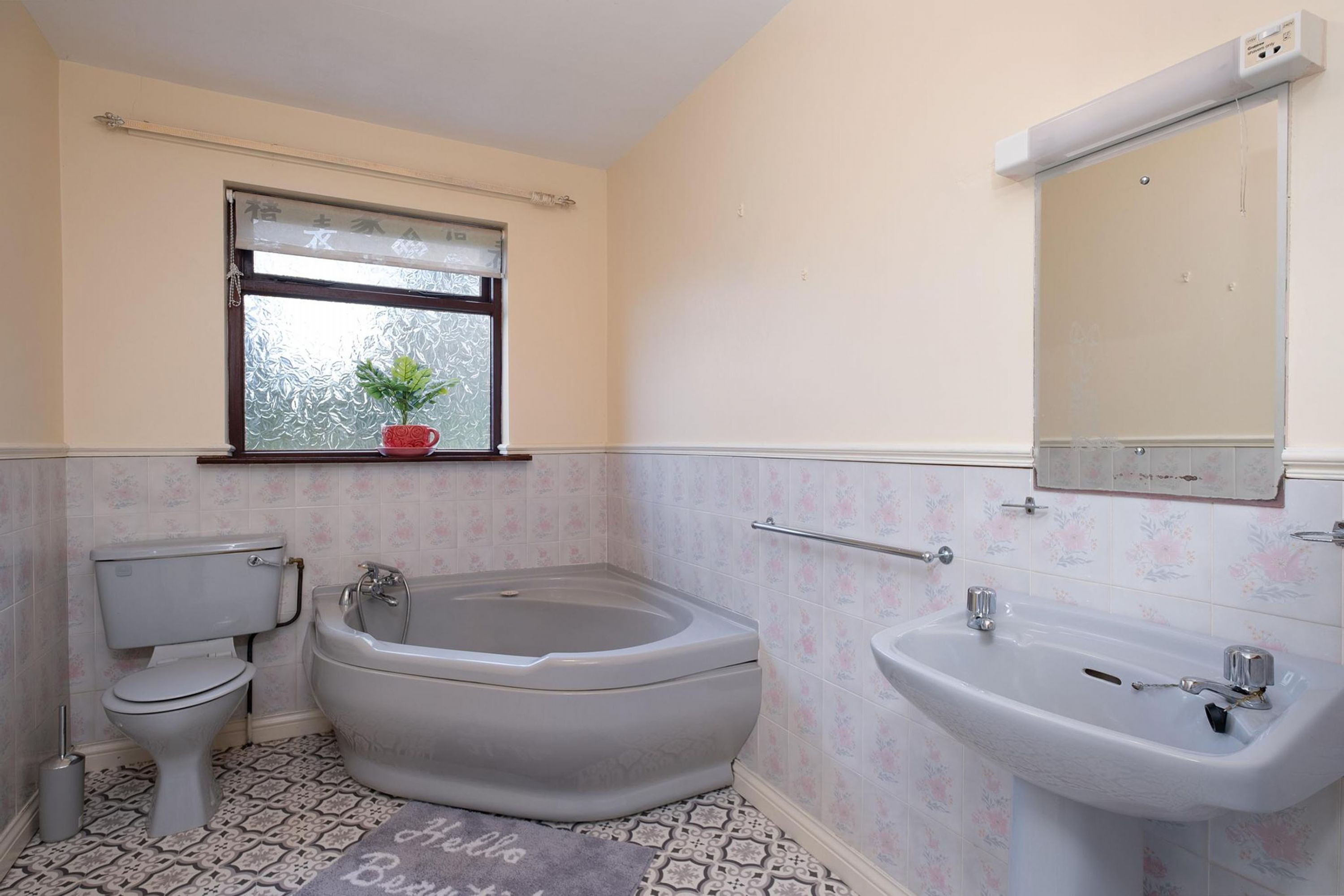 Ein Badezimmer mit Toilette, Badewanne und Waschbecken.