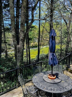 Outdoor dining - English Tea Garden Highlands Vacation Home with Large Patio (Highlands)