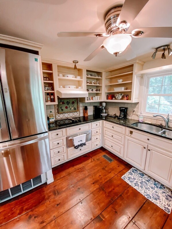 Fridge, microwave, oven, stovetop - English Tea Garden Highlands Vacation Home with Large Patio (Highlands)