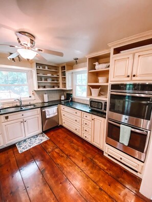 Fridge, microwave, oven, stovetop - English Tea Garden Highlands Vacation Home with Large Patio (Highlands)