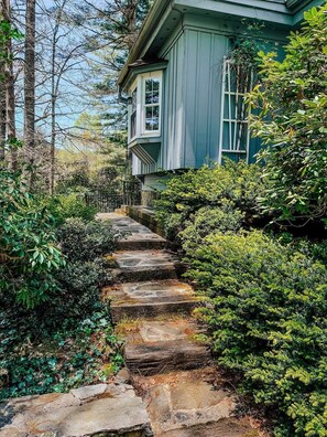 المنطقة المحيطة بالمنشأة