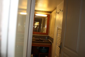 Baignoire, sĂšche-cheveux, papier toilette