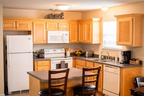 Fridge, microwave, stovetop, dishwasher - Best Location Centerville /Warner Robins/ 3 Bed 2 Bath (Centerville)