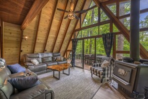 Televisión y chimenea 