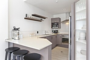 Deluxe Apartment | Private kitchen | Full-size fridge, microwave, oven, stovetop - Emily Place Apartments by Urban Rest (Auckland)