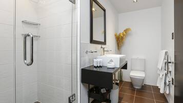 Apartemen Deluks | Kamar mandi | Shower, pengering rambut, handuk, dan sabun