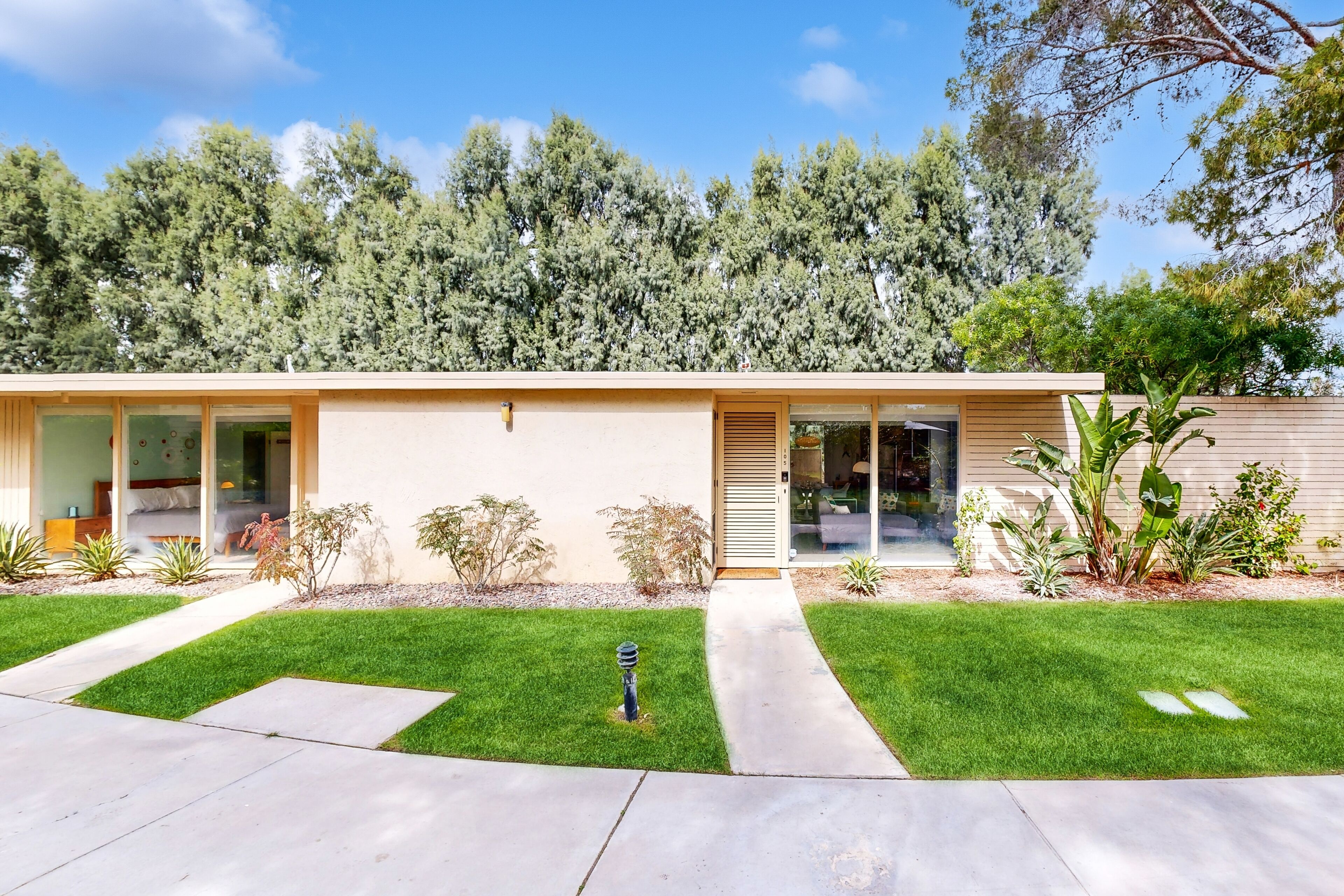 Well-designed & modern villa with patios, pool & hot tub - walk to downtown