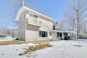 Exterior - Family Retreat Near Beach on Lake Charlevoix (Charlevoix)