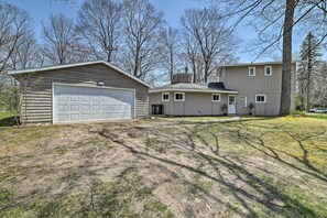 Exterior - Family Retreat Near Beach on Lake Charlevoix (Charlevoix)