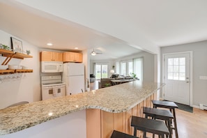 Fridge, microwave, stovetop, dishwasher