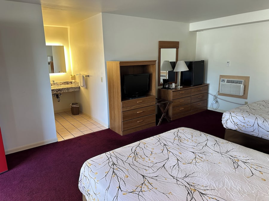 Quarto casal básico | Individualmente mobiliados, Wi-Fi de cortesia, roupa de cama