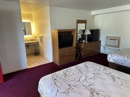Muebles diferentes, wifi gratis y ropa de cama 