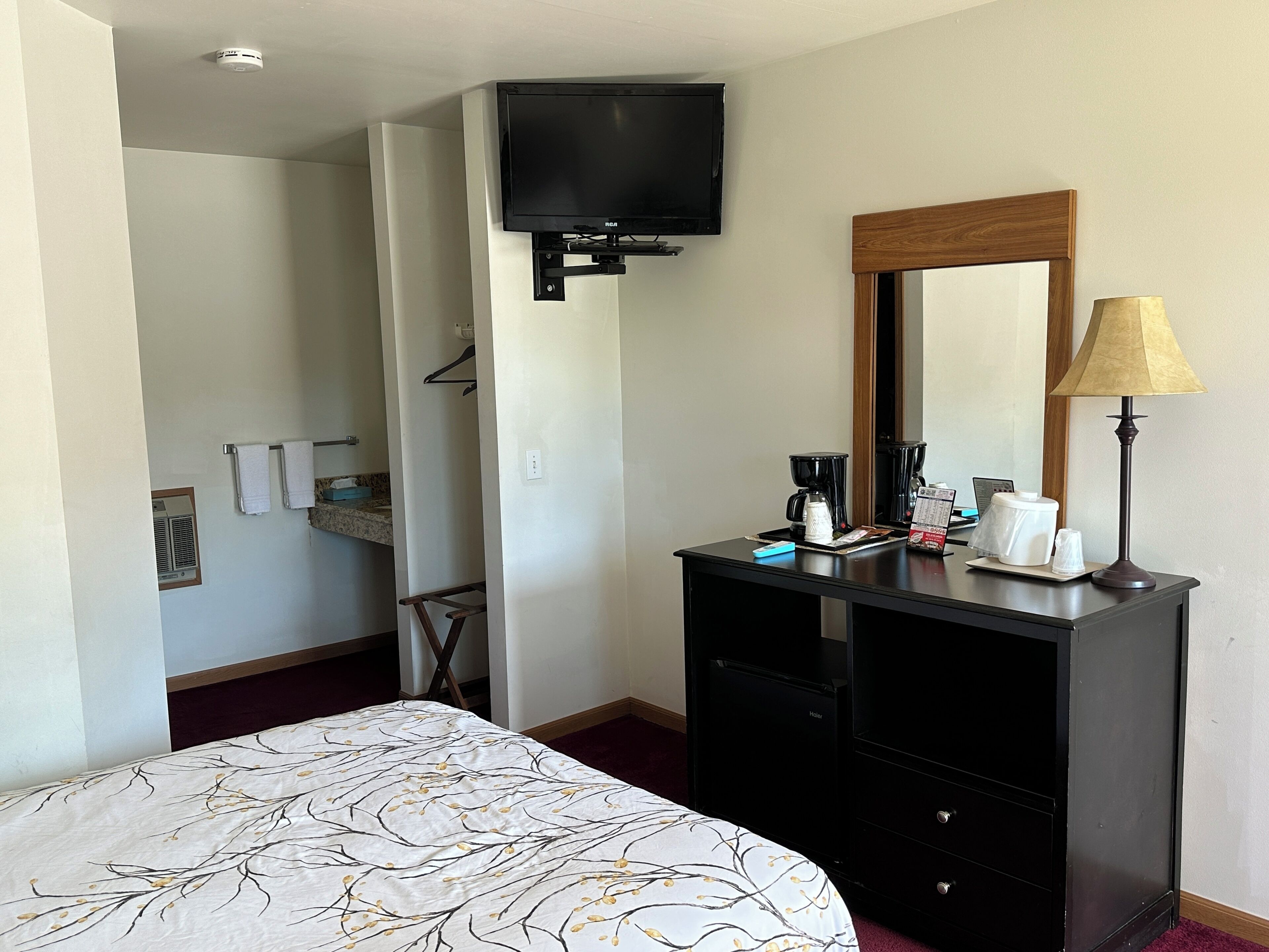 Basic Room | Individually furnished, free WiFi, bed sheets