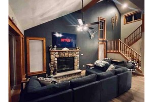 Smart TV, fireplace - The Ski House @ Camelback w/ Game Room, 4-seasons (Tannersville)