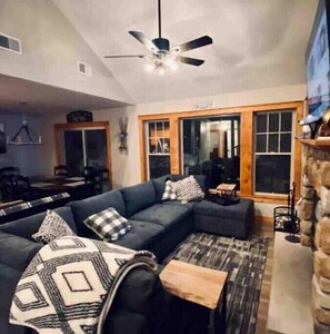 Smart TV, fireplace - The Ski House @ Camelback w/ Game Room, 4-seasons (Tannersville)
