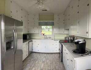 Refrigerador, microondas, horno, placa de cocina