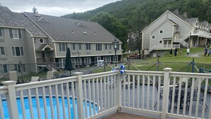 Ein Swimmingpool mit einer 3 Fuß tief Markierung, umgeben von einer Holzdielen-Terrasse und einem weißen Zaun.