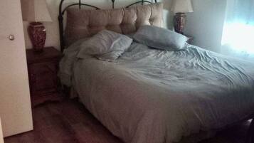 2 bedrooms, iron/ironing board, free WiFi, bed sheets