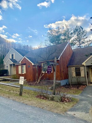 Exterior - COZY CABIN IN BERKSHIRES RESORT. SKI IN AND OUT. PET FRIENDLY. (Hancock)