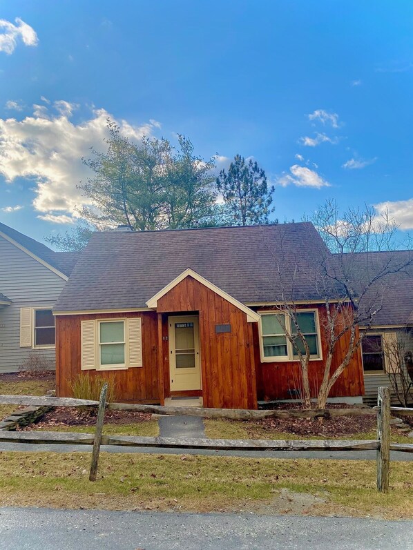 Exterior - COZY CABIN IN BERKSHIRES RESORT. SKI IN AND OUT. PET FRIENDLY. (Hancock)