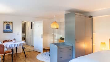 1 habitación, tabla de planchar con plancha, wifi gratis y ropa de cama