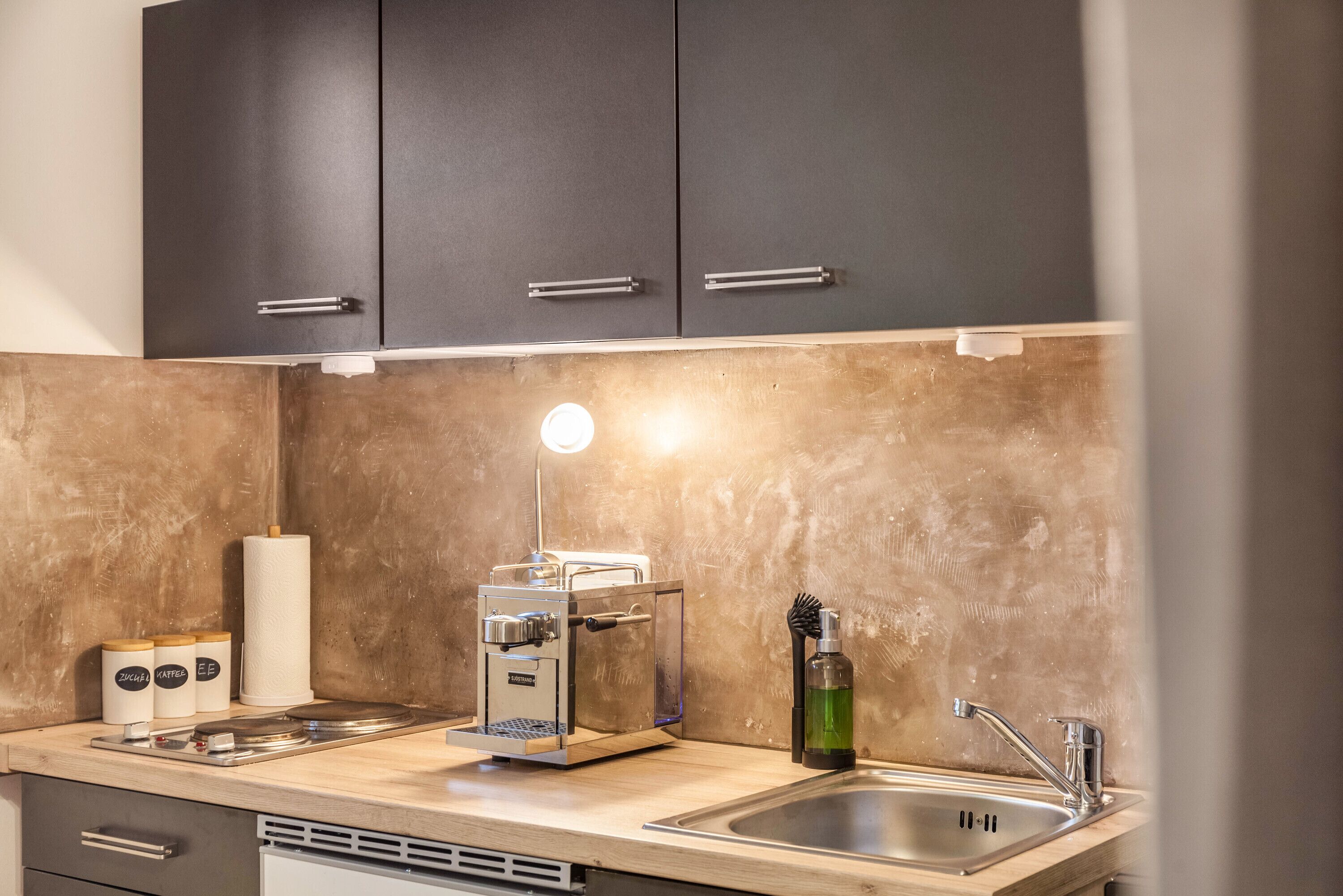 Een koelkast, een magnetron, een kookplaat