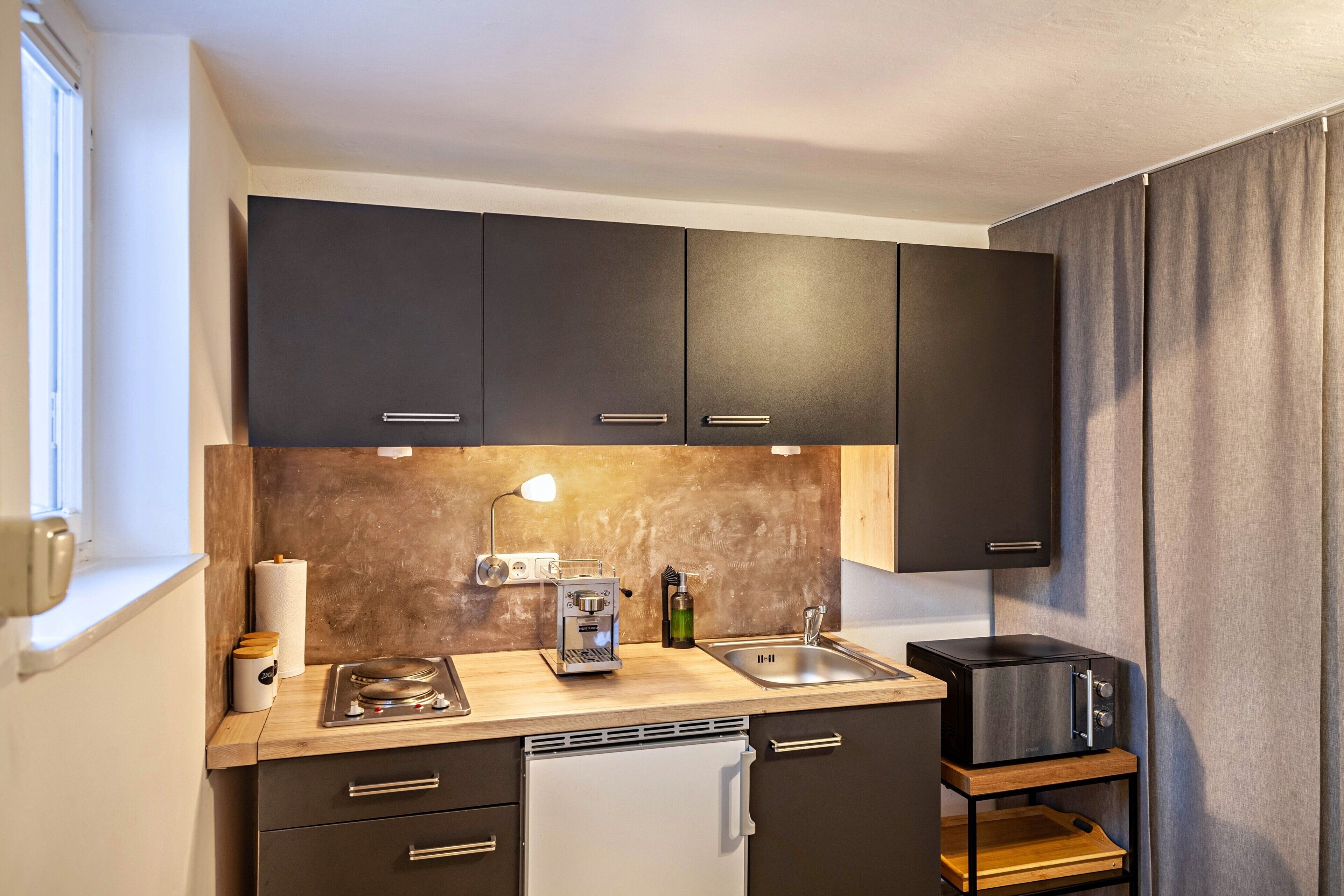 Réfrigérateur, micro-ondes, plaque de cuisson, cafetière/bouilloire