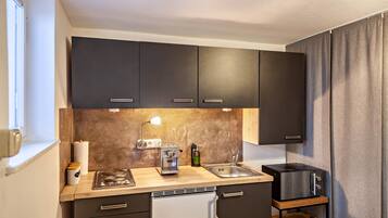 Réfrigérateur, micro-ondes, plaque de cuisson, cafetiÚre/bouilloire