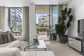 Deluxe Apartment | Living area - Elegant stunning marina views (Auckland)