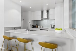 Deluxe-Apartment | Eigene Küche | Großer Kühlschrank, Mikrowelle, Ofen, Herdplatte