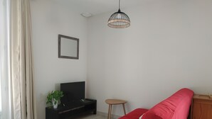 3 bedrooms, iron/ironing board, WiFi (free), bed sheets