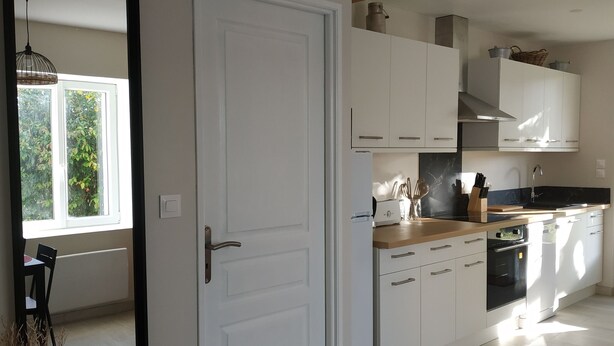 Coffee/tea maker, fridge, microwave, oven