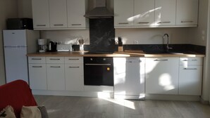 Coffee/tea maker, fridge, microwave, oven
