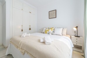 2 slaapkamers, een strijkplank/strijkijzer, gratis wifi, beddengoed