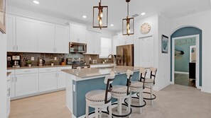 Refrigerador, microondas, horno, placa de cocina