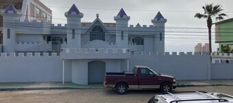 Remodeled Romantic Castle With Ocean View.