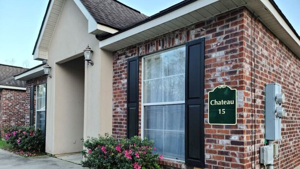 Um edifício de tijolos com uma placa que diz 'Chateau 15'.