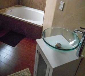 Ensemble baignoire-douche, séchoir à cheveux, serviettes fournies, savon