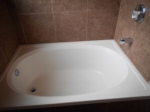 Combinazione doccia/vasca, asciugacapelli, asciugamani, sapone