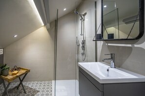 Ducha, secador de pelo, toallas