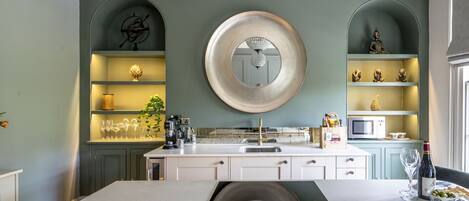 Frigorífico, microondas, horno y placa de cocina